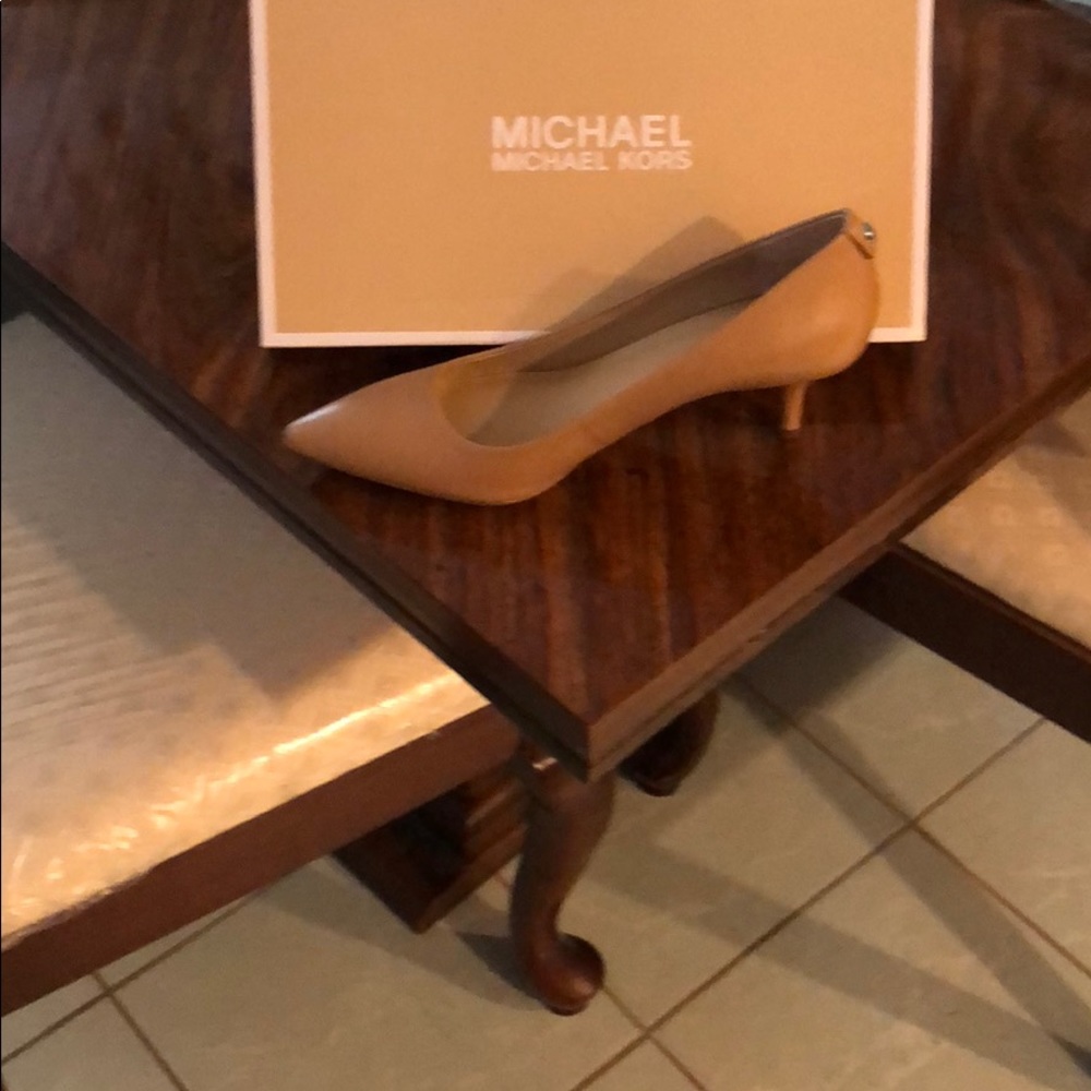 Michael Kors Beige Pumps